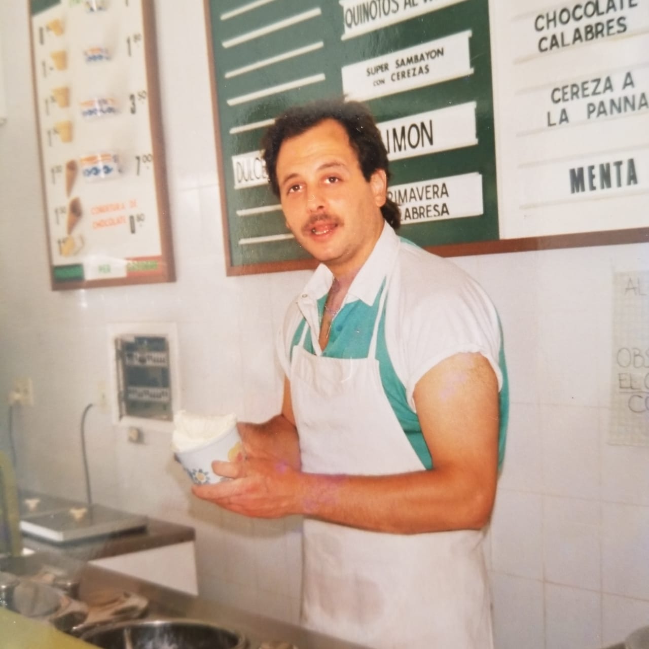 Heladero en el local